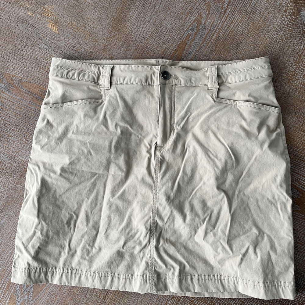 Eddie Bauer Beige Skort Sz 12 Waist 35” length 17” pocket 96% nylon 4% spandex